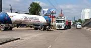 Filas por diésel persisten, mientras que la espera por gasolina disminuye, según conductores