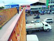 Peatones prefieren jugarse la vida en lugar de utilizar las pasarelas
