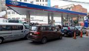 Largas filas por combustible continúan en el eje central y la espera llega a cuatro días