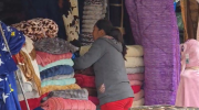 Frío impulsa las ventas: la feria del Alto San Pedro liquida ropa de invierno con descuentos