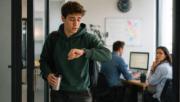La generación Z es un problema para las empresas: El 46% de los trabajadores cree que está bien llegar entre 5 y 10 minutos tarde