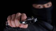 Cinco encapuchados robaron 30 mil dólares en una casa