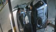 Choque entre una vagoneta de servicio público y una camioneta termina con dos conductores arrestados