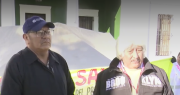 Pacientes renales instalan una vigilia ante falta de pago a centros de diálisis en Santa Cruz