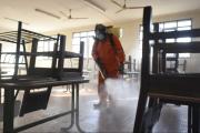 Aprovechando las vacaciones, la Alcaldía desinfecta los colegios para prevenir enfermedades respiratorias