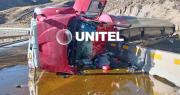 Camión cisterna sufre accidente y derrama combustible sobre la carretera Oruro-Cochabamba