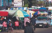 Crece la ocupación de los espacios públicos, pese a los operativos de control