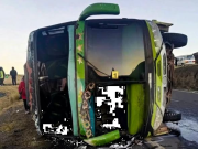 Un bus volcó en la ruta a Copacabana dejando dos fallecidos y 23 personas heridas
