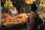 El pollo mantiene su precio bajo y desplaza a la carne de res en la mesa de los cruceños