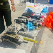 Armas halladas en Viru Viru son AK-47: Son de guerra, muy peligrosas”, asegura ministro