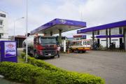 El Gobierno de Paz congela por un año los precios de los carburantes