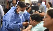 Alcaldía instala punto fijo de vacunación contra la influenza en la Terminal Bimodal de Santa Cruz