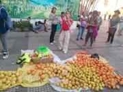 Productores de El Torno regalan frutas en la capital cruceña y piden obras