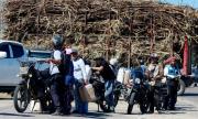 Todos los días debo dormir aquí, en la fila: persiste la falta de combustible que golpea a productores y transportistas de Santa Cruz