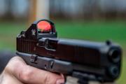 Caen tres mujeres en posesión de un arma de aire comprimido y ropa militar