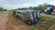 Vuelco de flota en la ruta Santa Cruz–Cochabamba deja cinco heridos