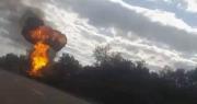 Una avioneta arde a un lado de la ruta internacional Bolivia-Paraguay