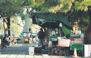 Ni las plazas se salvan del avasallamiento que realizan los comerciantes