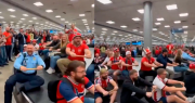 Hinchas de Noruega se despiden del Mundial con un remo vikingo en el aeropuerto