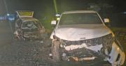 Choque frontal entre dos vehículos deja dos fallecidos y una menor herida; uno de los conductores huyó
