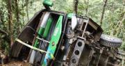 Tres muertos y al menos 10 heridos deja la caída de un bus a un barranco en La Paz