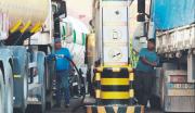 El transporte sigue bloqueado, ahora en las estaciones de servicio