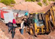 Hallan maquinaria pesada y 40 personas realizando minería ilegal entre Tarija y Chuquisaca
