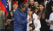 Ordenan pagar 314 millones de dólares a tres estadounidenses torturados en Venezuela