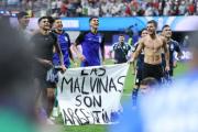 Argentina provoca a Inglaterra con una pancarta prohibida por la FIFA
