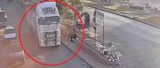 Mujer es arrollada por un tráiler tras caer a la vía