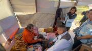 Rescatan a don José, un adulto mayor que vivía en una casita improvisada en un terreno baldío