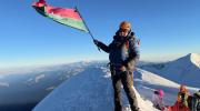 Andinista Ayaviri hace flamear la bandera paceña en la cima del Illimani