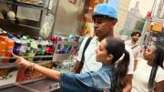 Entre compras y perritos calientes: así disfruta Lamine Yamal de Nueva York con su novia y su madre