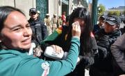 Deportistas protestan en la puerta del Palacio de Gobierno y la Policía los desaloja con gases