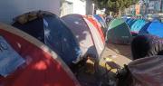 Padres y estudiantes instalan carpas en la FAB de El Alto y exigen cupos para el servicio premilitar