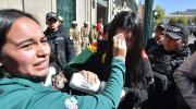 Deportistas que piden hablar con Paz son gasificados en Plaza Murillo