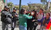 Deportistas del Sueño Bicentenario protestan en Plaza Murillo y son gasificados