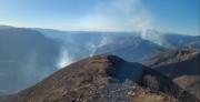 Se descontrola un incendio forestal en una zona montañosa de Tarija