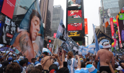Miles de hinchas argentinos toman Times Square en la previa de la final del Mundial