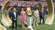Iniesta y Kempes presentan el trofeo en el show previo a la final