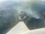 Ministro de Defensa inspecciona por aire incendio en Tarija y evalúa reforzar operaciones de mitigación