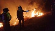 Declaran controlado el incendio, pero la emergencia no da tregua con nuevos focos de calor