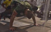 Hombre rompe récord guinness al hacer 847 flexiones con más de 27 kilos sobre la espalda