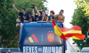 Los campeones del mundo recorren las calles de Madrid abarrotadas de hinchas