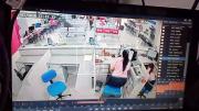 Cámaras muestran cómo actuó el atracador del banco: redujo al guardia, disparó y escapó con Bs 20.000