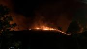 Tarija: Incendio en Erquis Ceibal compromete a viviendas ubicadas en faldas del cerro