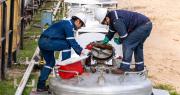 Ministro de Hidrocarburos dice que más de 40 millones de litros de combustible no pueden descargarse por oleaje