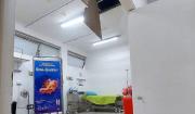 Parte del cielo falso en un centro de salud del Plan 3000 cae encima de una paciente