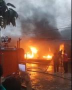 Incendio por presunta fuga de gas domiciliario deja daños en una vivienda del Plan Tres Mil