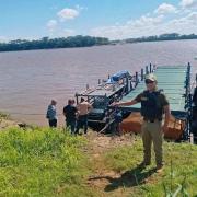 Brasileño recupera en Bolivia un vehículo robado en 2019 y lo traslada en barcaza de regreso a su país